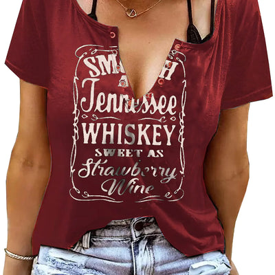 Camiseta para mujer con cuello en V sexy y manga corta de música country "Smooth As Tennessee Whiskey Sweet As Strawberry Wine" (Rojo vino, mediano)