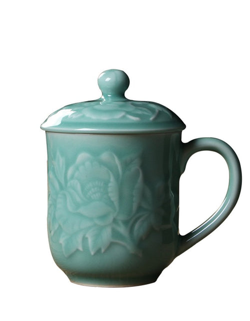 Cargar imagen en el visor de la galería, Tazas de té de 13 oz con tapa, tazas de café de porcelana grabadas con peonías chinas celadón (01-azul cielo)
