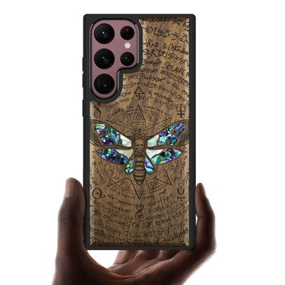 Carveit Funda de madera para Samsung Galaxy S22 Ultra [Grabado en madera e incrustaciones de concha] Funda de madera compatible con cargadores inalámbricos Galaxy S22 Ultra (polilla calavera-nogal)