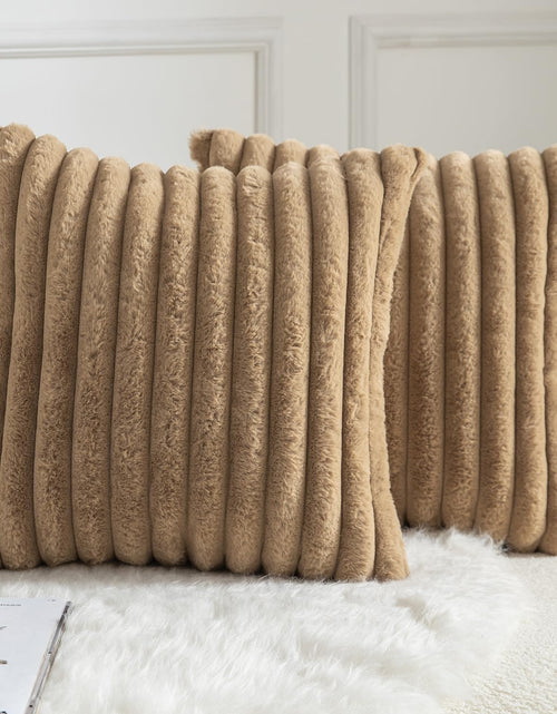 Cargar imagen en el visor de la galería, MANDIOO Paquete de 2 Fundas de Almohada Decorativas de Pelo Sintético, Rayadas, Felpa Suave, Fundas de Cojín, Fundas de Al Almohada para Dormitorio, Sala de Estar, Sofá, Hogar, 26x26 Pulgadas, Camello
