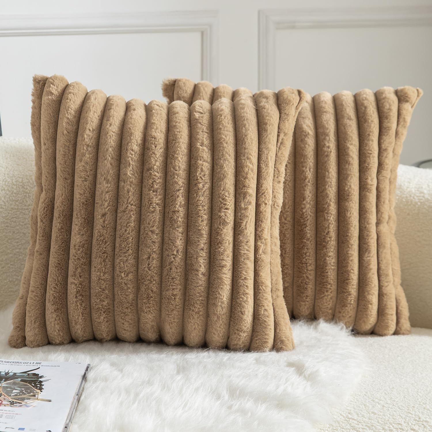 MANDIOO Paquete de 2 Fundas de Almohada Decorativas de Pelo Sintético, Rayadas, Felpa Suave, Fundas de Cojín, Fundas de Al Almohada para Dormitorio, Sala de Estar, Sofá, Hogar, 26x26 Pulgadas, Camello