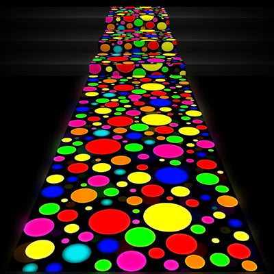 Haull Néon Lumière up Piste de danse Décorations de fête néon Tapis de lumière noire luit dans le noir Réactif aux UV Fluorescent pour carnaval Anniversaire Mariage Faveurs de fête lumineuses (138 x 59 pouces)