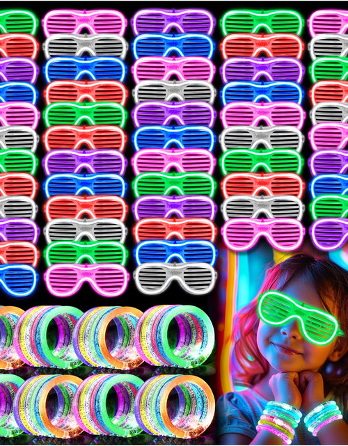 Cargar imagen en el visor de la galería, Paquete de 100 Gafas Luminosas y Pulseras LED con 6 Colores y 3 Modos de Parpadeo, Regalo a Granel de Neón para Niños y Adultos, Cotillones que Brillan en la Oscuridad para Halloween, Cumpleaños, Bodas, Bingo Brillante, Carnaval
