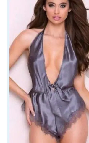 Chemise de nuit en lingerie soyeuse dos nu avec décolleté en V profond