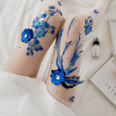 Bas brodés à motif Banshee cerise et bleu
