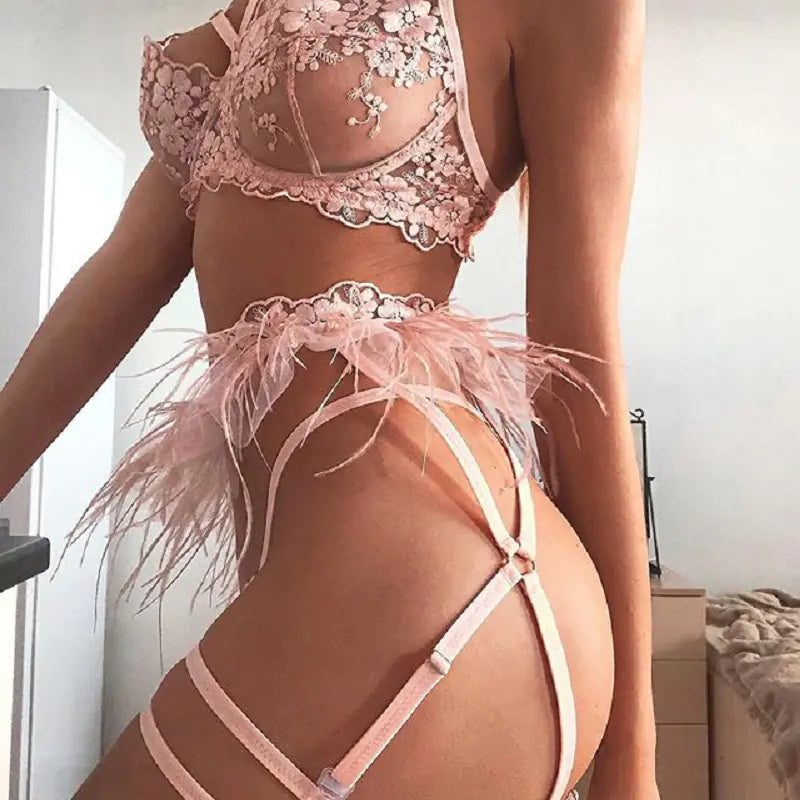 Conjunto de lencería sexy de tres piezas de encaje y plumas