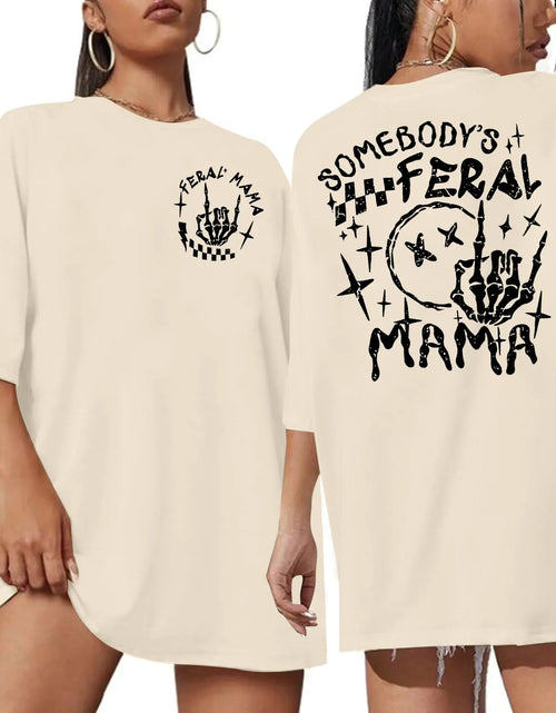Charger l'image dans la visionneuse de galerie, MOUSYA Chemise oversize Mama pour femme T-shirt « Somebody's Feral Mama » T-shirt amusant pour maman Cadeaux pour maman Couleur abricot
