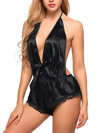 Chemise de nuit en lingerie soyeuse dos nu avec décolleté en V profond