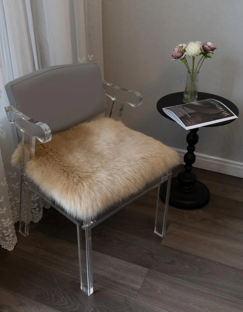 Cargar imagen en el visor de la galería, Almohadilla de asiento de piel de oveja australiana natural. Lana suave y funda antideslizante para silla de oficina en casa, sillas de ordenador, asientos de coche, cocina y comedor. Paquete de 1 cuadrado (Camel caqui 18"×18").
