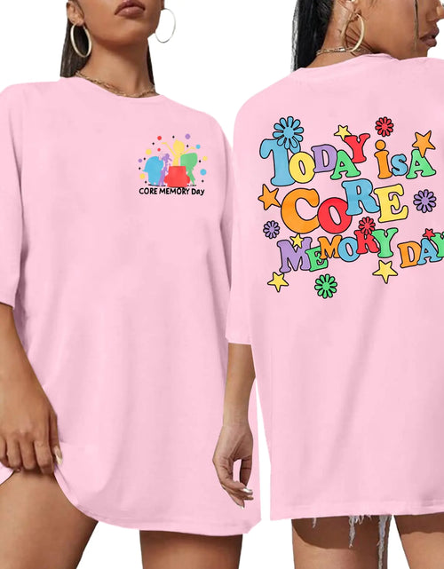 Cargar imagen en el visor de la galería, Camiseta de mujer "Today is A Core Memory Day", camiseta inspirada en vacaciones mágicas, blusas oversize para viaje con amigas, color rosa
