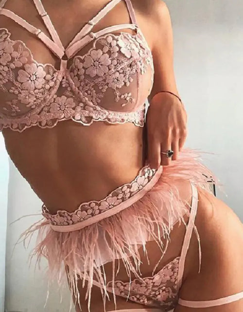 Cargar imagen en el visor de la galería, Conjunto de lencería sexy de tres piezas de encaje y plumas
