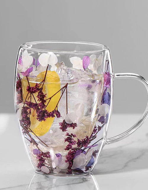 Cargar imagen en el visor de la galería, Tazas de café de doble pared de vidrio Tazas de espresso Morado Transparente Taza de café Taza de capuchino con asa Tazas de café de vidrio con relleno de flores únicas Para té Leche Latte Bebidas frías Calientes Vino Accesorios para espresso
