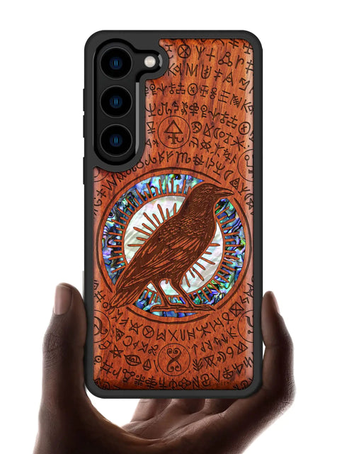 Cargar imagen en el visor de la galería, Funda de madera de diseño Carveit para Samsung Galaxy S23 Plus [grabado en madera e incrustaciones de concha] Funda de teléfono de madera única compatible con cargadores inalámbricos Galaxy S23 Plus (Madera roja-Cuervo)
