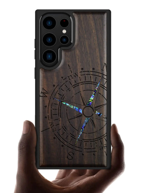 Cargar imagen en el visor de la galería, Carveit Funda de Madera de Diseño para Samsung Galaxy S23 Ultra [Grabado en Madera e Incrustaciones de Concha] Funda de Teléfono de Madera Única Compatible con Cargadores Inalámbricos Galaxy S23 Ultra (Brújula-Madera Negra)
