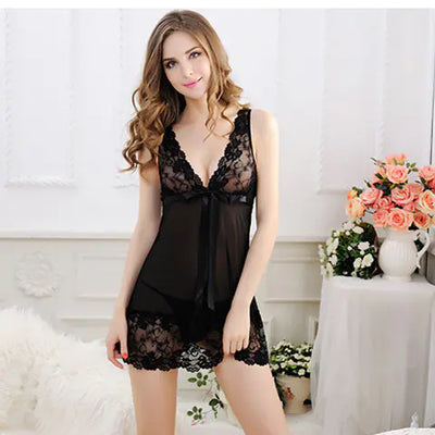 Ensemble de nuit en dentelle avec décolleté plongeant et string (grandes tailles)