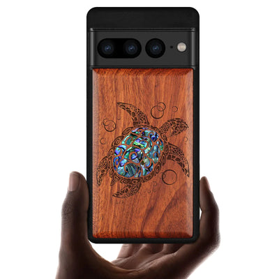 Funda de madera Carveit Designer para Google Pixel 7 Pro [Grabado en madera e incrustaciones de concha] Funda de teléfono de madera única compatible con cargadores inalámbricos Pixel 7 Pro (tortuga marina-madera roja)