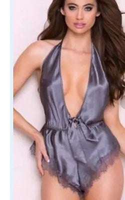 Chemise de nuit en lingerie soyeuse dos nu avec décolleté en V profond