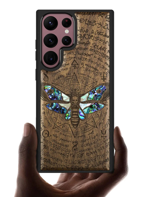 Charger l'image dans la visionneuse de galerie, Carveit Coque en bois pour Samsung Galaxy S22 Ultra [Gravure sur bois et incrustation de coquille] Étui de téléphone en bois compatible avec les chargeurs sans fil Galaxy S22 Ultra (Death's Head Moth-Noyer)
