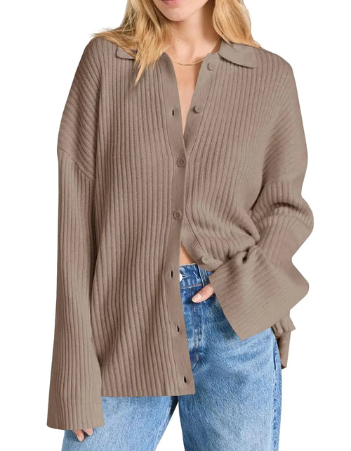 Cargar imagen en el visor de la galería, Cárdigan de mujer Danedvi con cuello, talla grande, tejido acanalado, frente abierto, botones, mangas acampanadas, color marrón claro
